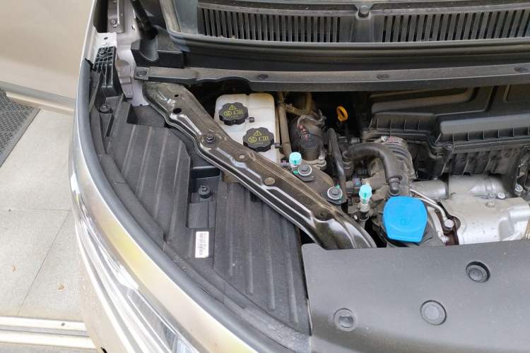 Used Denza D9 2022 DM-i 970 Four-Wheel Drive Flagship Model Engine Bay Right