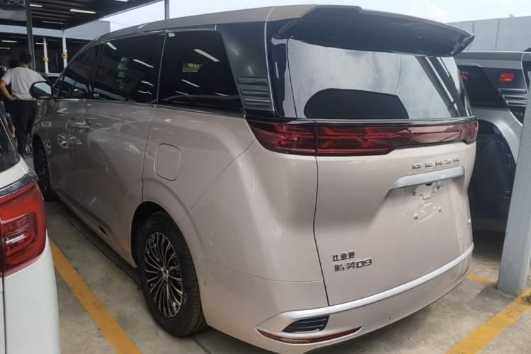 Used Denza D9 2022 EV 600 Four-Wheel Drive Flagship Model Exterior 2