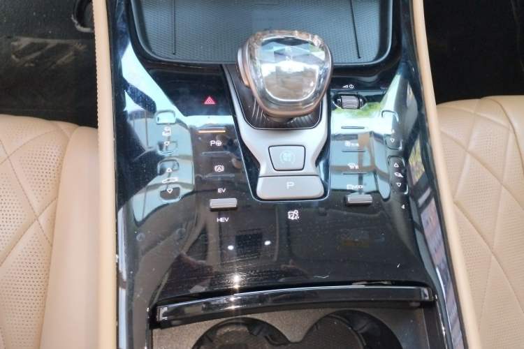 Used Denza D9 2022 DM-i 970 Four-Wheel Drive Flagship Model Gear Lever