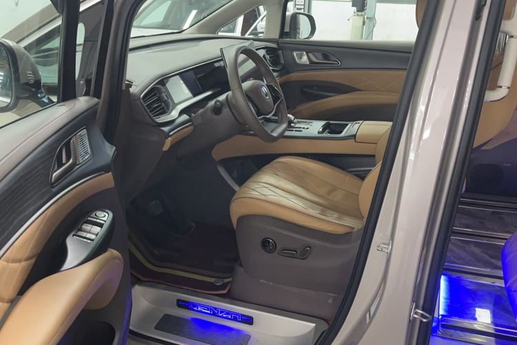 Used Denza D9 2022 DM-i 970 Four-Wheel Drive Prestige Model Interior 2