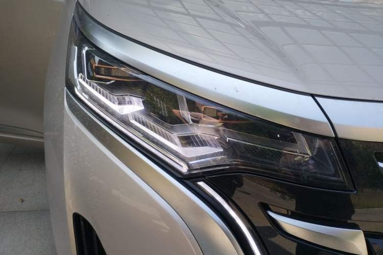 Used Denza D9 2022 DM-i 970 Four-Wheel Drive Flagship Model Right Front Headlight