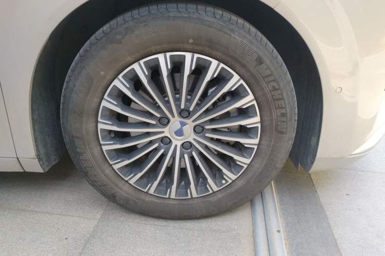Used Denza D9 2022 DM-i 970 Four-Wheel Drive Flagship Model Right Front Wheel Hub