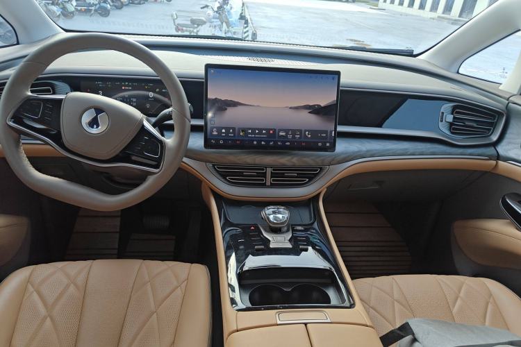 Used Denza D9 2022 DM-i 945 Luxury Model Center Console