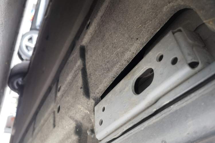 Used Denza D9 2022 DM-i 1040 Prestige Model Chassis Front Left