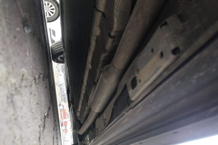 Used Denza D9 2022 DM-i 1040 Prestige Model Chassis Rear Right