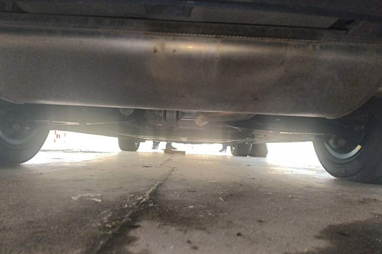 Used Denza D9 2022 DM-i 970 Four-Wheel Drive Flagship Model Chassis Rear