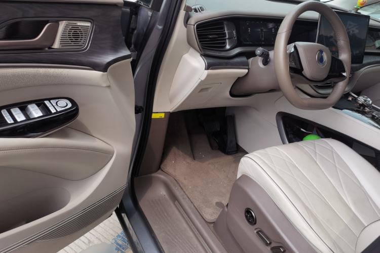 Used Denza D9 2022 DM-i 1040 Prestige Model Driver Seat
