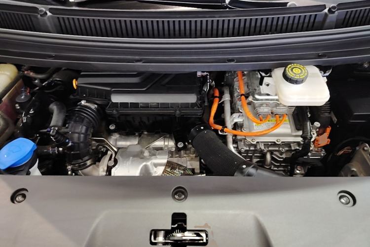 Used Denza D9 2022 DM-i 970 Four-Wheel Drive Flagship Model Engine Bay