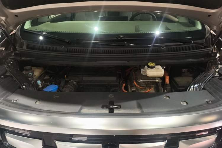Used Denza D9 2022 DM-i 970 Four-Wheel Drive Flagship Model Engine Bay