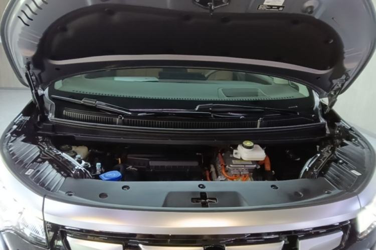 Used Denza D9 2022 DM-i 970 Four-Wheel Drive Flagship Model Engine Bay