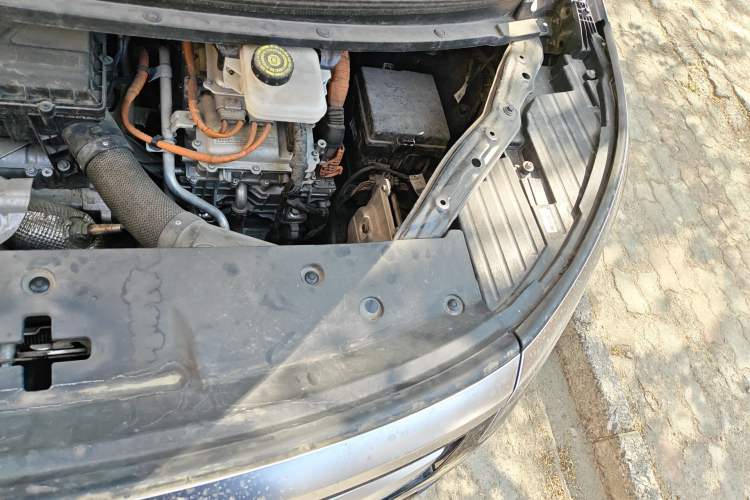 Used Denza D9 2022 DM-i 1040 Prestige Model Engine Bay Left