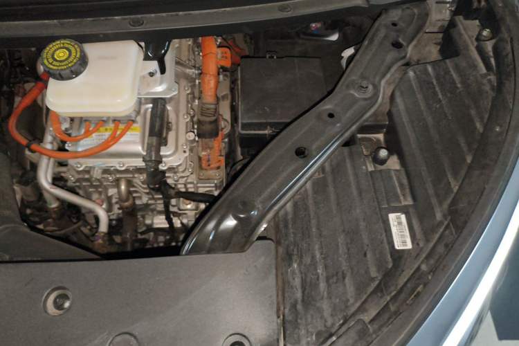 Used Denza D9 2022 DM-i 1040 Prestige Model Engine Bay Left