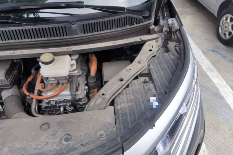 Used Denza D9 2022 DM-i 1040 Prestige Model Engine Bay Left