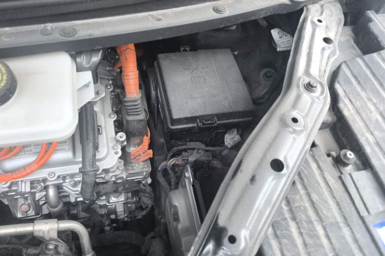 Used Denza D9 2022 DM-i 970 Four-Wheel Drive Prestige Model Engine Bay Left