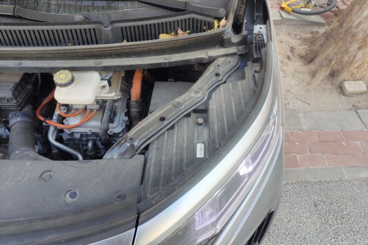 Used Denza D9 2022 DM-i 1040 Prestige Model Engine Bay Left