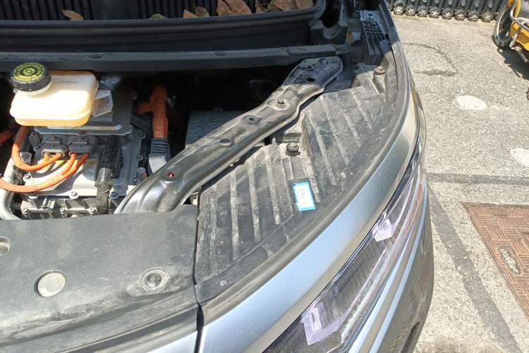 Used Denza D9 2022 DM-i 1040 Prestige Model Engine Bay Left