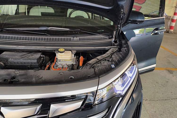 Used Denza D9 2022 DM-i 970 Four-Wheel Drive Flagship Model Engine Bay Left