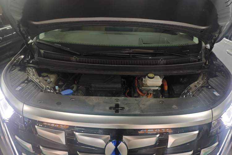Used Denza D9 2022 DM-i 970 Four-Wheel Drive Flagship Model Engine Bay