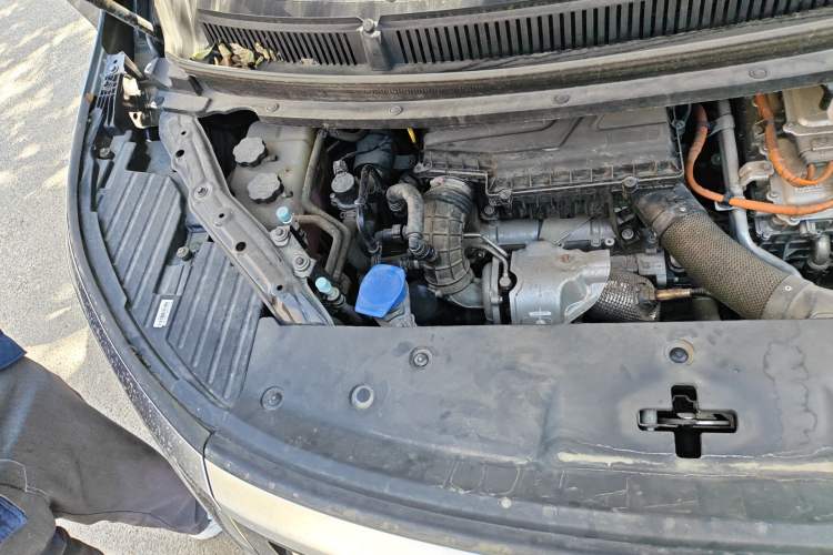 Used Denza D9 2022 DM-i 1040 Prestige Model Engine Bay Right