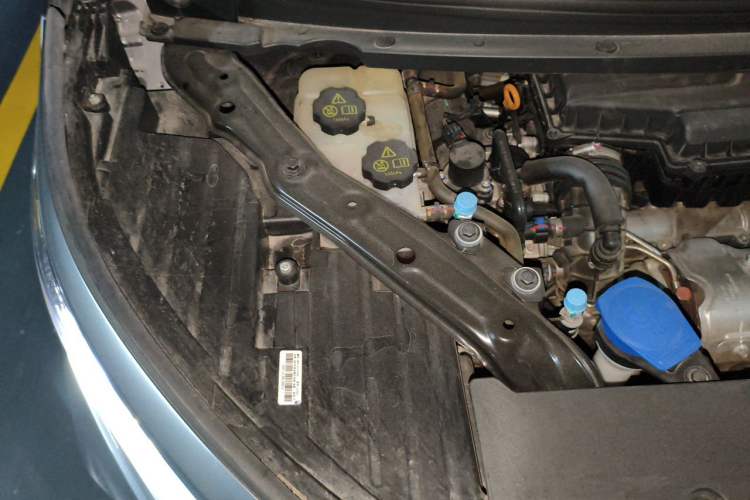 Used Denza D9 2022 DM-i 1040 Prestige Model Engine Bay Right