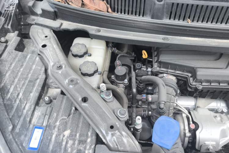 Used Denza D9 2022 DM-i 970 Four-Wheel Drive Prestige Model Engine Bay Right