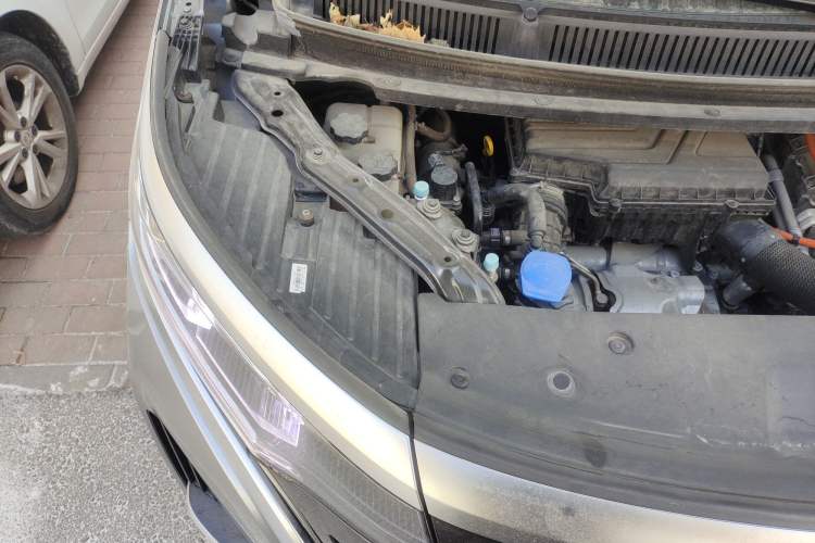 Used Denza D9 2022 DM-i 1040 Prestige Model Engine Bay Right