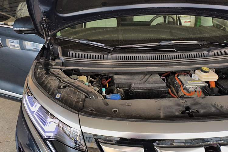 Used Denza D9 2022 DM-i 970 Four-Wheel Drive Flagship Model Engine Bay Right