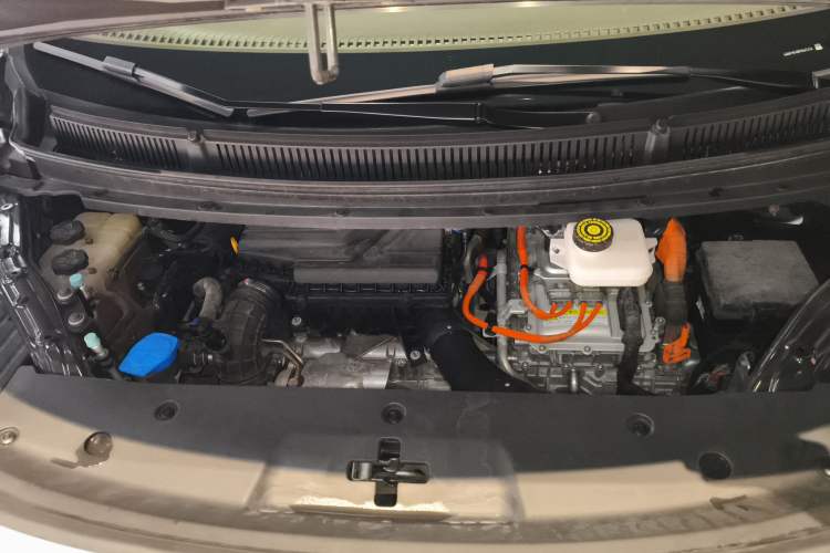 Used Denza D9 2022 DM-i 1040 Prestige Model Engine Bay