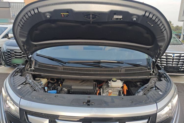 Used Denza D9 2022 DM-i 945 Luxury Model Engine Bay