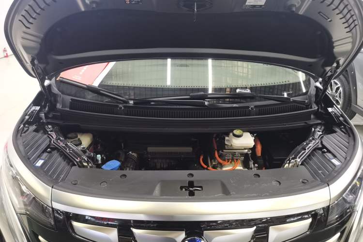 Used Denza D9 2022 DM-i 1040 Prestige Model Engine Bay
