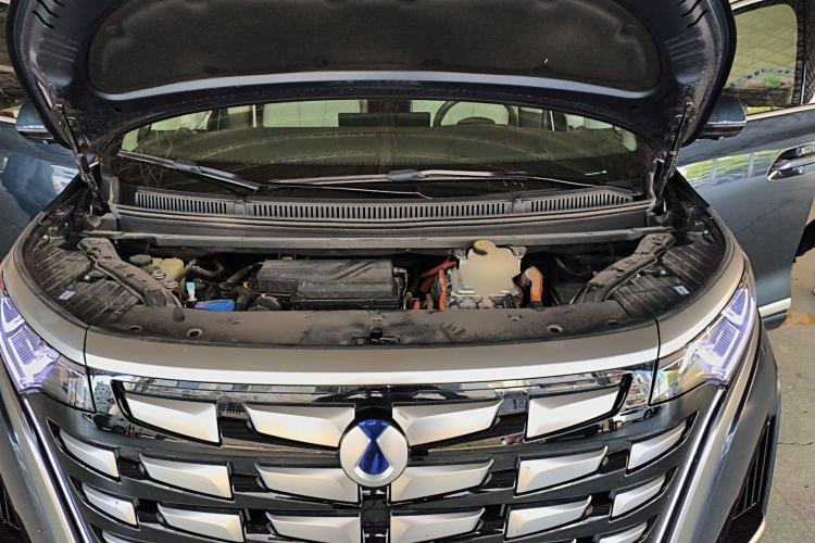 Used Denza D9 2022 DM-i 970 Four-Wheel Drive Flagship Model Engine Bay
