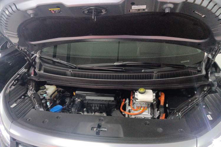Used Denza D9 2022 DM-i 970 Four-Wheel Drive Flagship Model Engine Bay
