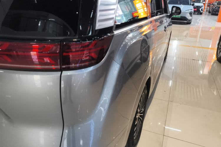 Used Denza D9 2022 DM-i 1040 Prestige Model Exterior 3