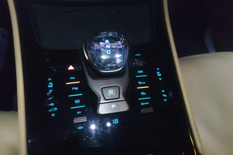 Used Denza D9 2022 DM-i 970 Four-Wheel Drive Flagship Model Gear Lever