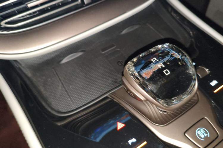 Used Denza D9 2022 DM-i 1040 Prestige Model Gear Lever