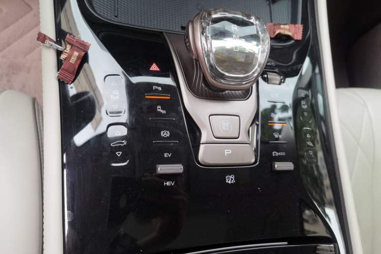 Used Denza D9 2022 DM-i 1040 Prestige Model Gear Lever