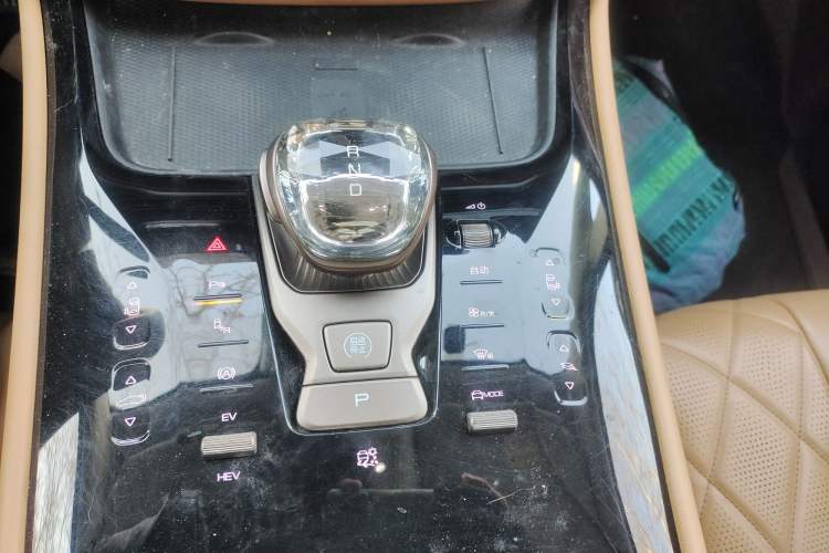 Used Denza D9 2022 DM-i 1040 Prestige Model Gear Lever