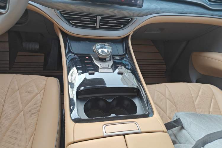 Used Denza D9 2022 DM-i 945 Luxury Model Gear Lever