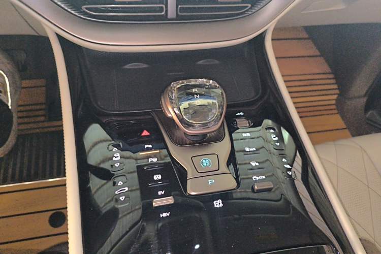 Used Denza D9 2022 DM-i 970 Four-Wheel Drive Flagship Model Gear Lever