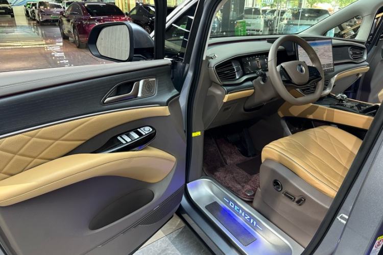 Used Denza D9 2022 DM-i 970 Four-Wheel Drive Flagship Model Interior 2