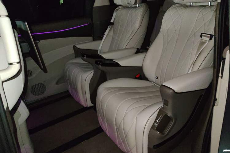 Used Denza D9 2022 DM-i 970 Four-Wheel Drive Flagship Model Interior 4