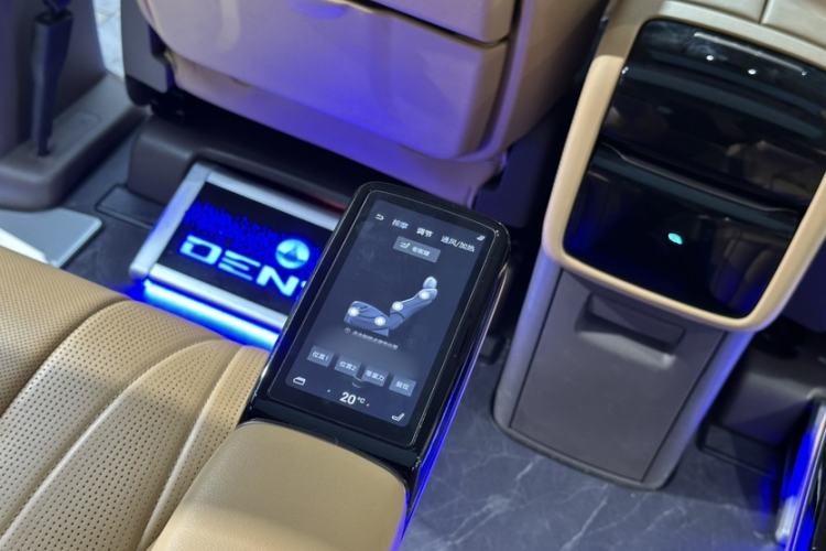 Used Denza D9 2022 DM-i 970 Four-Wheel Drive Flagship Model Interior 4
