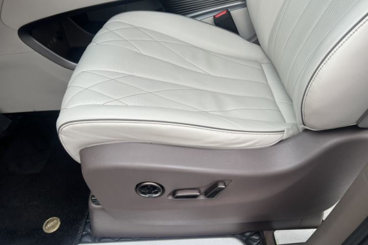 Used Denza D9 2022 DM-i 970 Four-Wheel Drive Flagship Model Interior 5