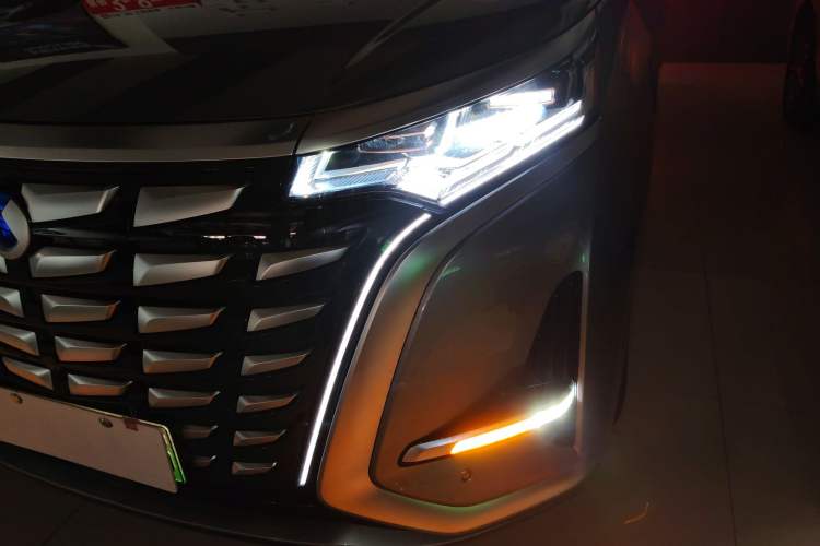 Used Denza D9 2022 DM-i 970 Four-Wheel Drive Flagship Model Left Front Headlight