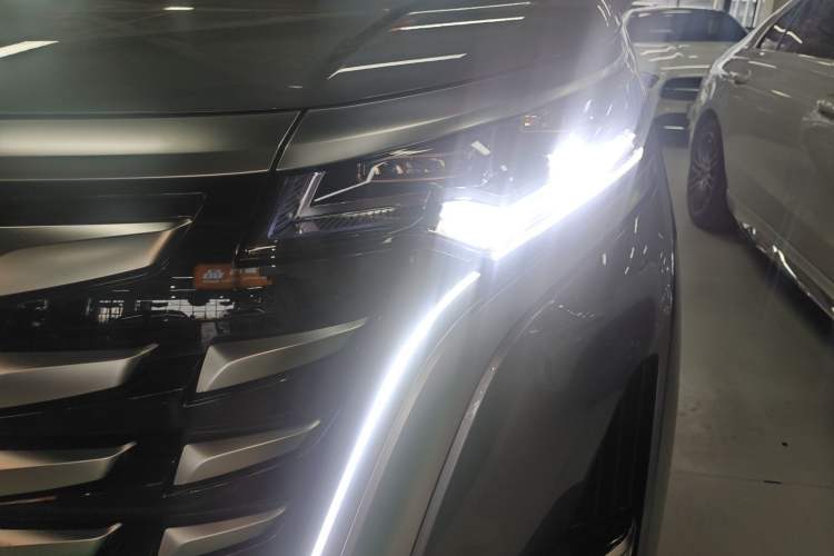 Used Denza D9 2022 DM-i 970 Four-Wheel Drive Flagship Model Left Front Headlight