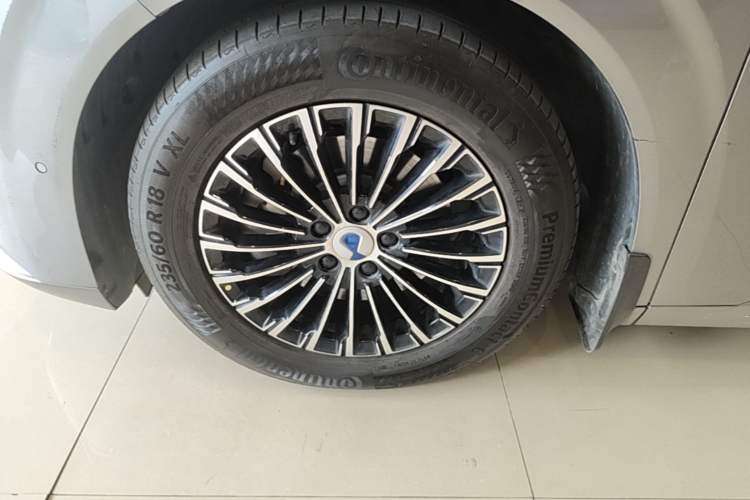 Used Denza D9 2022 DM-i 970 Four-Wheel Drive Flagship Model Left Front Wheel Hub