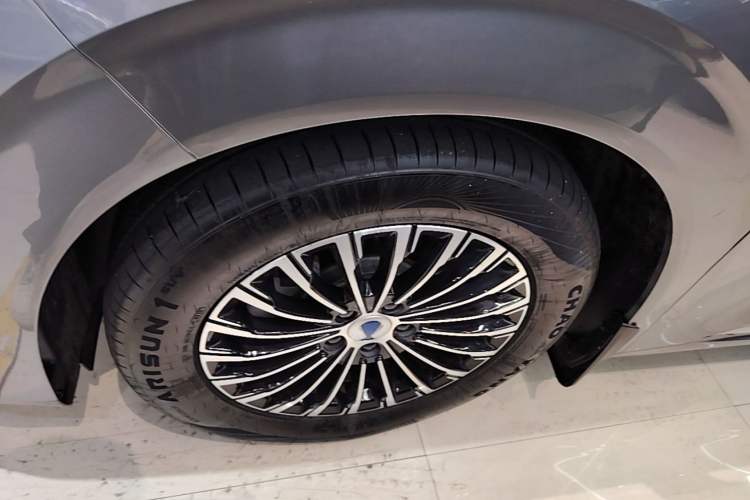 Used Denza D9 2022 DM-i 970 Four-Wheel Drive Flagship Model Left Front Wheel Hub