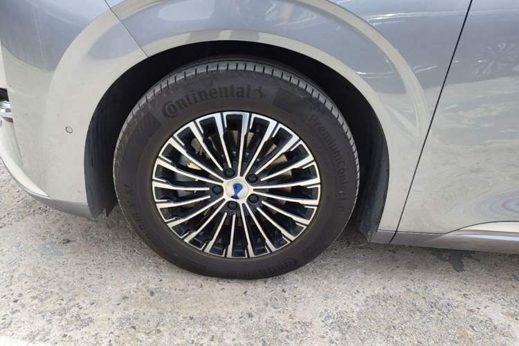 Used Denza D9 2022 DM-i 970 Four-Wheel Drive Flagship Model Left Front Wheel Hub