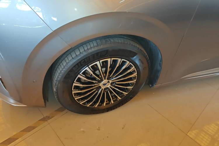 Used Denza D9 2022 DM-i 970 Four-Wheel Drive Flagship Model Left Front Wheel Hub