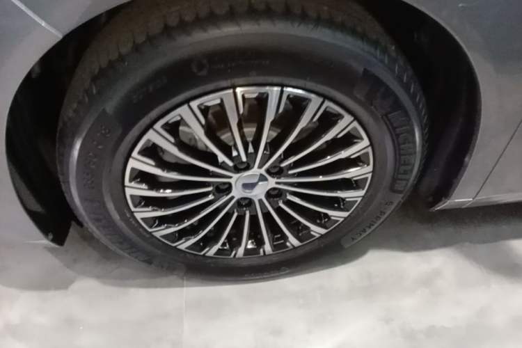 Used Denza D9 2022 DM-i 970 Four-Wheel Drive Flagship Model Left Front Wheel Hub